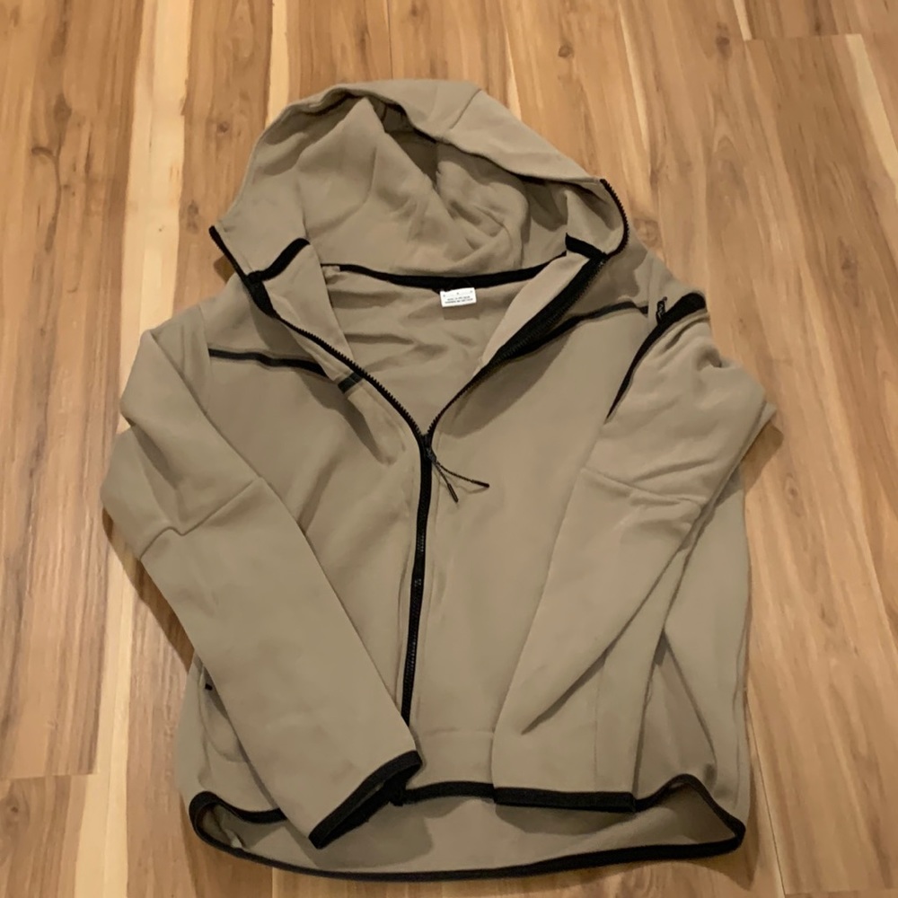 Men’s Adult medium Nike Tech